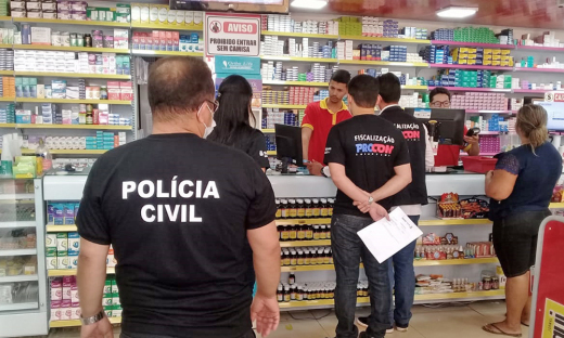 Policiais civis e agentes do Procon fiscalizam farmácia em Palmas
