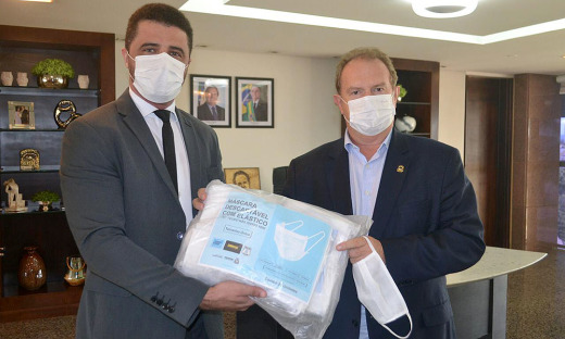 Governador Mauro Carlesse recebe do secretário Heber Fidelis máscaras confeccionadas na CPP de Palmas 
