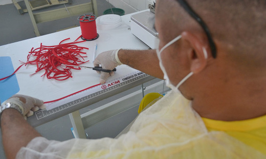  Unidade fabril, instalada na CPP de Palmas, tem capacidade para produzir 300 máscaras faciais artesanais por dia, totalizando 1.500 por semana