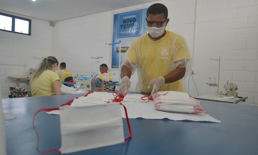 Material utilizado é o meltbow, um tecido filtrante, encapado por TNT médico-odonto-hospitalar, conforme orienta a Agência Nacional de Vigilância Sanitária 
