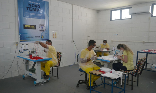 Pessoas privadas de liberdade que estão confeccionando as máscaras participam do Programa Novo Tempo, promovido pela Secretaria da Cidadania e Justiça 