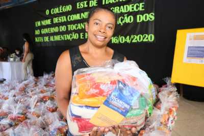 Maria Betânia Pereira da Silva comemorou o recebimento dos dois kits das filhas Maria Betânia Pereira da Silva comemorou o recebimento dos dois kits das filhas