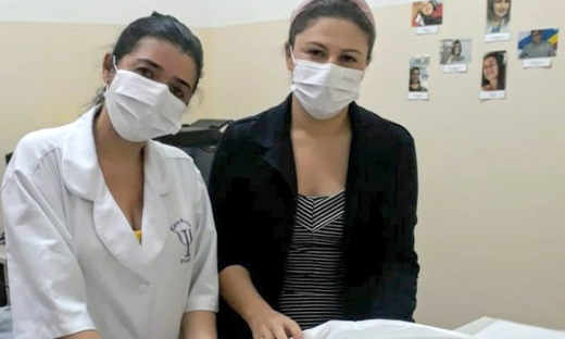 Psicóloga Kátia Souza e a responsável pelo setor de Humanização do HGP, Goiamara Borges agradeceram as máscaras doadas pelas artesãs