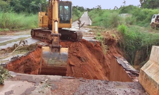 A cabeceira da ponte de concreto cedeu devido à intensidade das águas do Córrego Brejo Grande, no km 9, impossibilitando a passagem de veículos