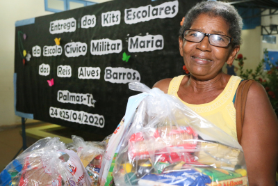 Raimunda Pereira dos Santos é responsável pelo neto que está matriculado na Escola Cívico Militar Maria dos Reis Alves Barros, ela comemorou a chegada dos kits Raimunda Pereira dos Santos é responsável pelo neto que está matriculado na Escola Cívico Militar Maria dos Reis Alves Barros, ela comemorou a chegada dos kits