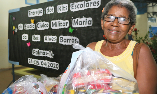 Raimunda Pereira dos Santos é responsável pelo neto que está matriculado na Escola Cívico Militar Maria dos Reis Alves Barros, ela comemorou a chegada dos kits