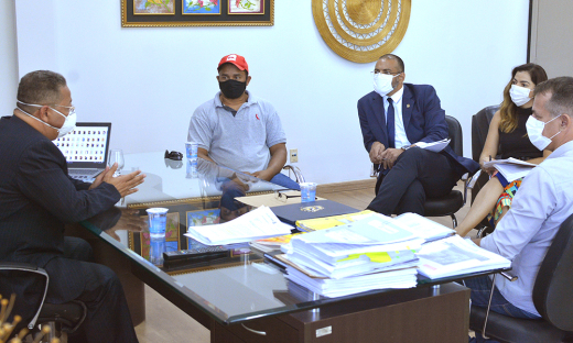 Tom Lyra conversa com representantes dos ambulantes da Capital, Evandro, acompanhado por técnicos da pasta