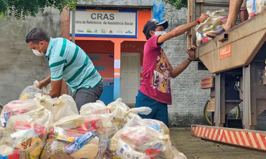 A Setas entrega as cestas básicas no CRAS