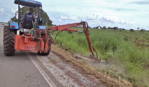 TO-374, trecho entre Gurupi e Dueré, o serviço de limpeza na lateral da via, com o roço mecanizado