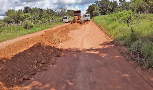 Governo do Estado com a colaboração da prefeitura de Peixe, está executando o revestimento primário e patrolamento, além da limpeza lateral da pista da TO-373