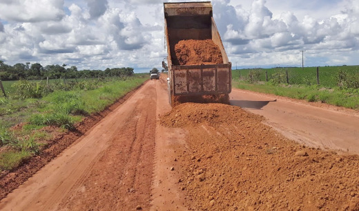 Outra equipe de revestimento primário e patrolamento está executando serviços na rodovia de ligação da TO-374 (Gurupi/Dueré) para a TO-070 (Dueré/Formoso)