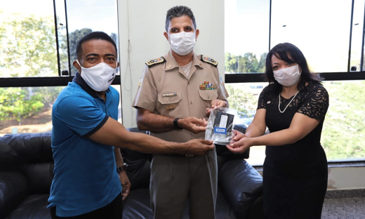 A entrega do material aconteceu no gabinete do comandante-geral da PMTO em Palmas