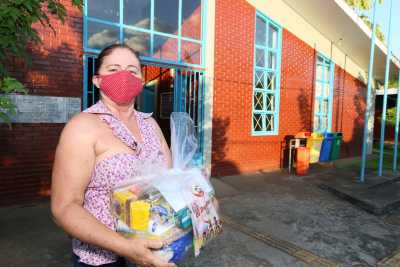 Para Raimunda do Espírito Santo Lima, a entrega dos kits é um gesto de solidariedade para atravessar a pandemia Para Raimunda do Espírito Santo Lima, a entrega dos kits é um gesto de solidariedade para atravessar a pandemia