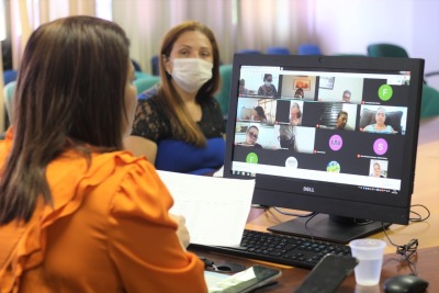 Foto 01 Secretária Adriana em reunião virtual com os diretores das seis regionais contempladas com as formações