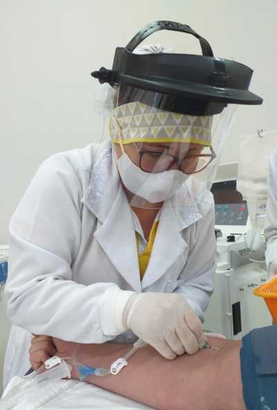 Coletando sangue no Hemocentro durante segunda jornada de trabalho com o EPI adequado devido à pandemia