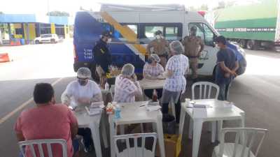 Viajantes passam por controle sanitário em Gurupi.