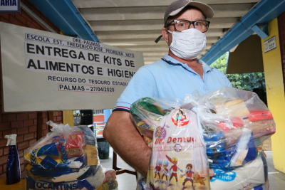 Os kits estão sendo entregues para todos os estudantes matriculados na rede estadual de ensino Os kits estão sendo entregues para todos os estudantes matriculados na rede estadual de ensino