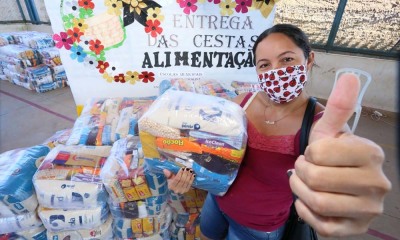 A cozinheira Maria Arlete Bezerra Costa comemorou a iniciativa do Governo do Estado em estender a entrega dos kits para a rede municipal A cozinheira Maria Arlete Bezerra Costa comemorou a iniciativa do Governo do Estado em estender a entrega dos kits para a rede municipal