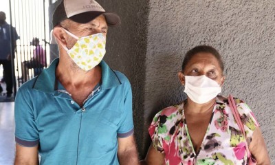 Os trabalhadores rurais Maria Félix Fernandes de Sousa e Nilton Leite de Sousa retiraram o kit no Colégio Estadual Campos Brasil Os trabalhadores rurais Maria Félix Fernandes de Sousa e Nilton Leite de Sousa retiraram o kit no Colégio Estadual Campos Brasil