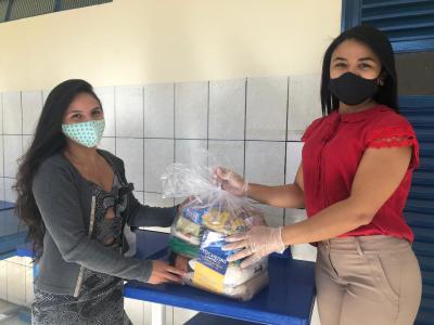 Auxílio às famílias dos educandos visa suprir as necessidades alimentares básicas neste período da pandemia Auxílio às famílias dos educandos visa suprir as necessidades alimentares básicas neste período da pandemia