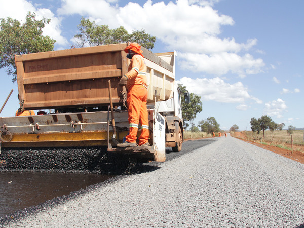 Rodovia está sendo reconstruída e ganhará pavimento reforçada para garantir o tráfego  de veículos de carga