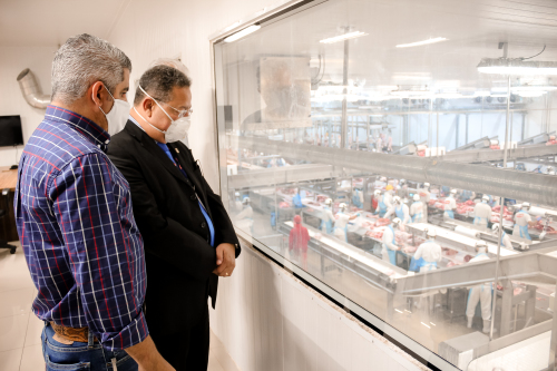 Diretor da Plena Wesley Lpes mostra linha de produção de cortes de carnes ao secretário Tom Lyra Diretor da Plena Wesley Lpes mostra linha de produção de cortes de carnes ao secretário Tom Lyra