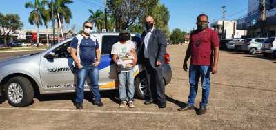 Equipe entregou a cesta para o F. S. M. enquanto ele trabalhava entregando panfletos no centro de Palmas Equipe entregou a cesta para o F. S. M. enquanto ele trabalhava entregando panfletos no centro de Palmas