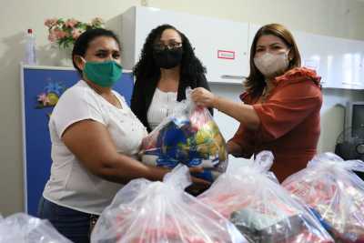 A titular da Seduc, Adriana Aguiar, visitou unidades de ensino de Gurupi para acompanhar a entrega de alimentos A titular da Seduc, Adriana Aguiar, visitou unidades de ensino de Gurupi para acompanhar a entrega de alimentos