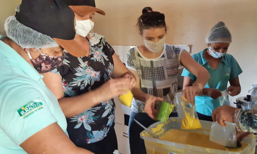 Servidores do Ruraltins aproveitaram para fazer pamonha do milho plantado na Agrotins