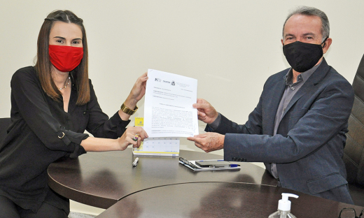 Termo de Compromisso de Gestão do Terminal Rodoviário do município de Gurupi assinado pela presidente da Associação Viver Bem (AVIBEM), Paloma Alencar 