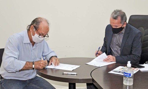 Presidente da Loja Maçônica, Vergílio Fraga, assinando o Termo de Compromisso de Gestão do Terminal Rodoviário de Palmas