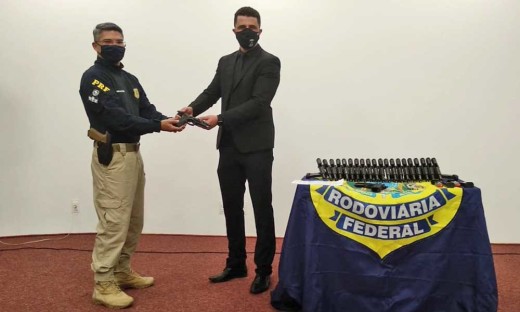 Secretário da Cidadania e Justiça recebe simbolicamente arma doada pela PRF