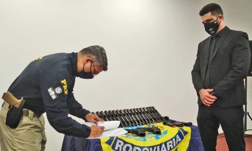 Assinatura do termo de doação de 85 pistolas da marca Taurus e modelo PT 100