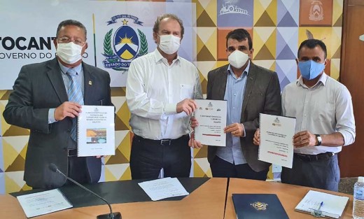  Secretário Tom Lyra, acompanhado por prefeitos, entrega protocolos de segurança para retomada das atividades turísticas ao governador Mauro Carlesse