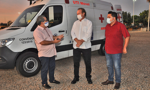 Governador Mauro Carlesse entrega UTI Móvel para o Hospital Regional de Augustinópolis