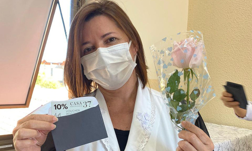 Profissionais de saúde que atuam no enfrentamento da Covid-19 receberam rosas