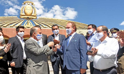 Com a presença do ministro do Desenvolvimento Regional, Rogério Simonetti, o governador Mauro Carlesse deu início à entrega de mais de 230 máquinas pesadas aos municípios
