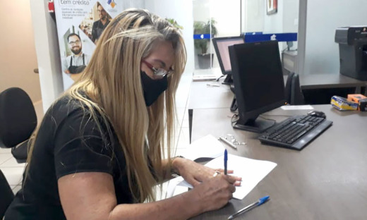 Cliente assina contrato para liberação de crédito na Agência de Fomento