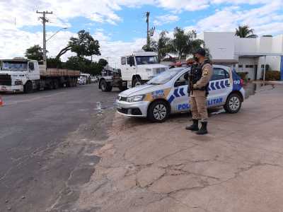 foto 2 - Barreira policial  no trevo da Rua 7.