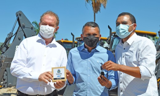 O prefeito de Sucupira, Edinho Castro, ressaltou que as chuvas foram generosas esse ano, mas prejudicou as estradas que serão recuperadas com as novas máquinas