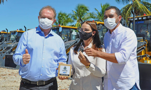 Lena Oliveira, prefeita de Barra do Ouro, ressaltou que o maquinário vai ajudar a recuperar as estradas danificadas com as fortes chuvas