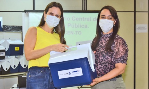 Anyelli Siqueira fazendo a entrega simbólica à coordenadora do laboratório da Secretaria Municipal da Saúde de Palmas, Maria Luiza Galindo
