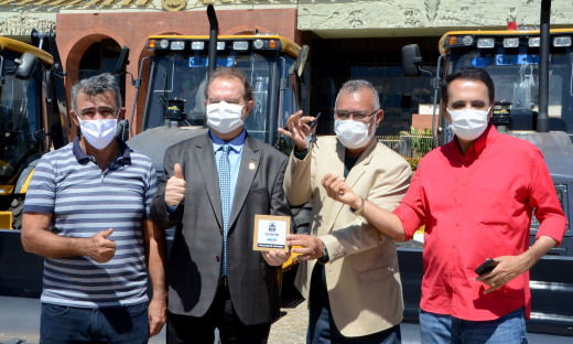 Em Presidente Kennedy, o prefeito Ailton Silva disse que as máquinas serão utilizadas na recuperação de estradas e na limpeza urbana da cidade
