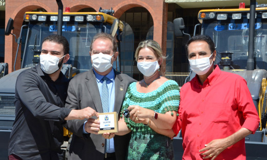 A prefeita de Arapoema, Professora Lu destacou que a frota de maquinário pesado da cidade já está bem sucateada, demandando muito gasto com manutenção