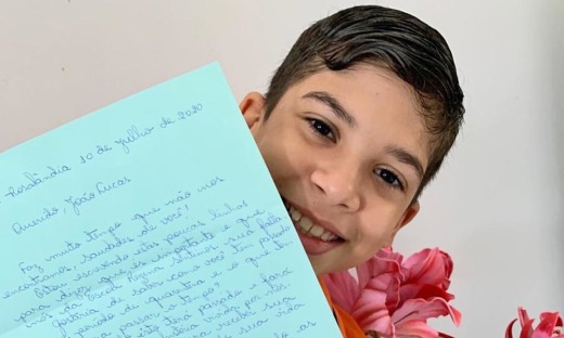 Felicidade de João Lucas ao receber a carta da professora Deca