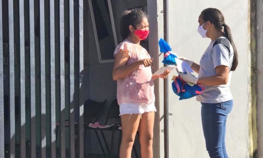 Momento da entrega das cartas manuscritas pelos servidores aos estudantes da Escola Estadual Regina Siqueira Campos