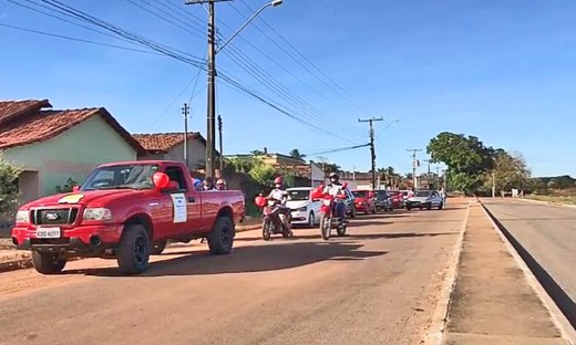 Escola promoveu um ‘School Drive’ para entregar mensagens dos professores aos alunos