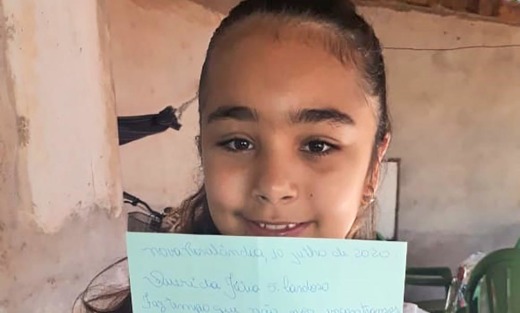 Júlia Cardoso exibe com orgulho a cartinha da professora Glauce