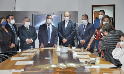 Governador Mauro Carlesse fez visita institucional à Assembleia Legislativa para parabenizar os parlamentares pela eleição da Mesa Diretora e da presidência da Casa de Leis para o biênio 2021-2022 