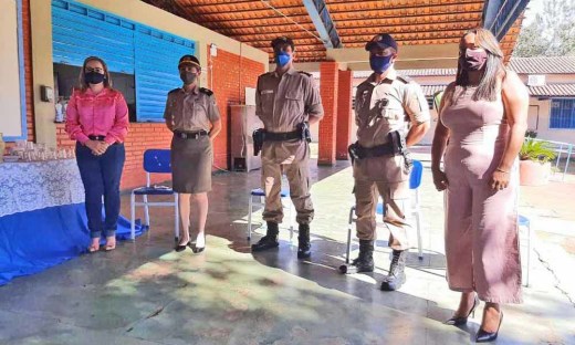 Policiais militares empossados juntamente com o Subcomandante do 4º Batalhão, diretora da Regional  da Educação e a Diretora da Escola, Hercília